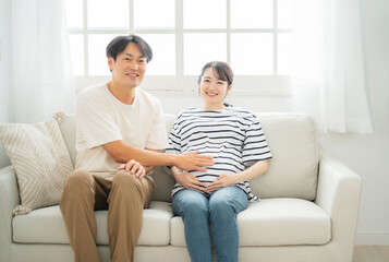 妊婦のお腹を触る男性（カップル・夫婦）
