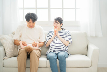 Obraz premium マタニティ教室でおむつ替えの練習をする男女 