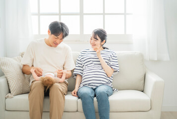 マタニティ教室でおむつ替えの練習をする男女
