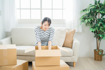 引越し作業が大変な女性
