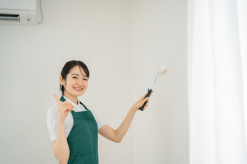 壁の塗装する女性（ローラー）
