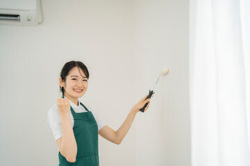 壁の塗装する女性（ローラー）

