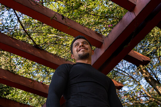 Entrenador f&iacute;sico en parque deportivo - Retrato contrapicado en jard&iacute;n 6