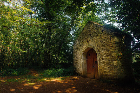 une vieille chapelle dans les bois. Une ancienne église médiévale dans la forêt. La chapelle de Châteauneuf-en-Auxois. Chapelle Notre Dame du Chêne