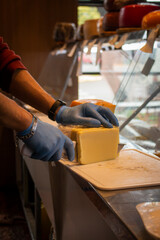 Fototapeta na wymiar manos cortando queso