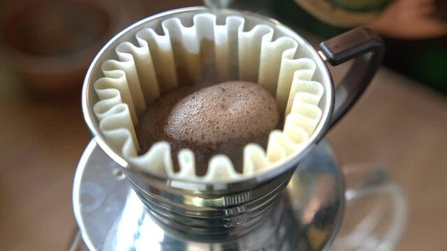 コーヒー豆にお湯を注ぎ膨らむシーン