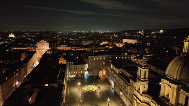 Roma di notte. Piazza Navona con turisti e luci.
Vista aerea, drone, riprese aeree, del centro di Roma.