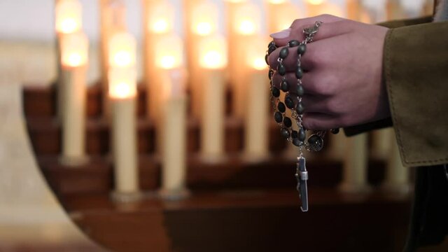 Mani piegate in preghiera, tenendo i grani del rosario con crocifisso.
Primo piano delle mani giunte in preghiera per misericordia e perdono, mostrando fede, devozione e speranza.