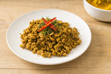 Stir Fried Pork with Yellow Curry Paste