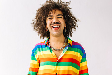 Queer man smiling in a studio - obrazy, fototapety, plakaty