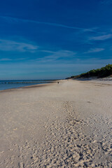 Kleiner Strandspaziergang entlang der Strandpromenade von Dzwirzyno - Polen