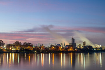 Fototapeta premium industrieanlagen am rhein, abends