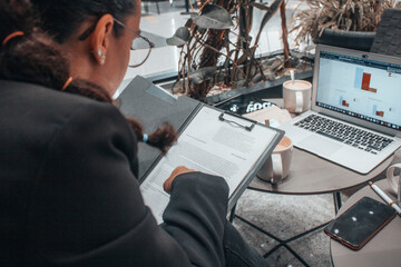 Muchachas de una gestoría observando y trabajando en equipo escribiendo planteamientos con sus...