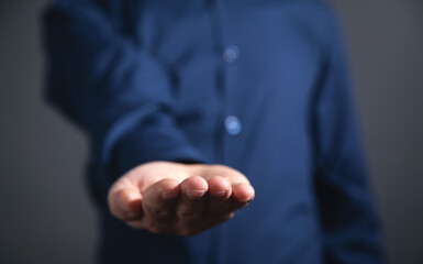 Obraz premium Caucasian businessman showing empty hand.