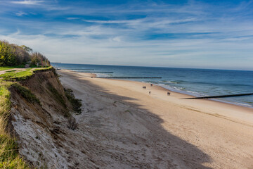 Fototapeta na wymiar Wunderschöner Strandspaziergang entlang der kilometerlangen Strandpromenade von Trzesacz - Polen