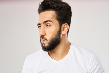 Obraz premium Cheerful man with apples in his hands in a white t-shirt fruits
