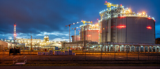 LNG GasPort, LNG transmission installations and gas tanks