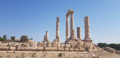 Fototapeta na wymiar La célèbre citadelle de la ville d'Amman, en Jordanie, tas de ruines dans une zone desertique et urbaine, cité à moitié détruite, colonnes style romaines et égyptiennes, de marbre et rayons de Soleil 
