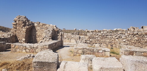 Fototapeta na wymiar La célèbre citadelle de la ville d'Amman, en Jordanie, tas de ruines dans une zone desertique et urbaine, cité à moitié détruite, des cailloux et de la roche partout