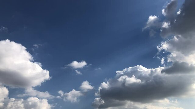 Passenger jet coming in to land with sound.