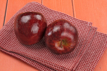 pommes mûres sur fond rouge en bois