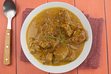 filet mignon de porc cuisiné aux oignons