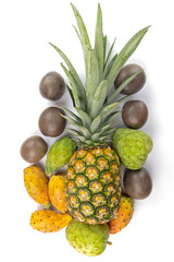 ananas frais et fruits sur fond blanc
