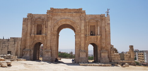 Le célèbre site touristique jordanien - Jerash, avec ses contructions ou grandes portes à...