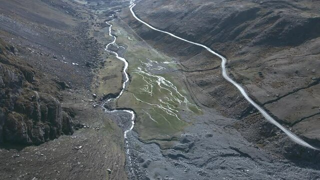 Rio en medio de Monta&ntilde;as y un caminito
