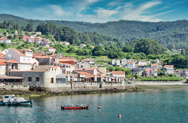 Fototapeta na wymiar El hermoso pueblo gallego de Combarro a orilla del mar