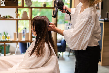 美容室で髪をカットする女性