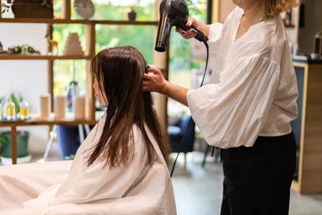 Store enrouleur Salon de beauté 美容室で髪をカットする女性