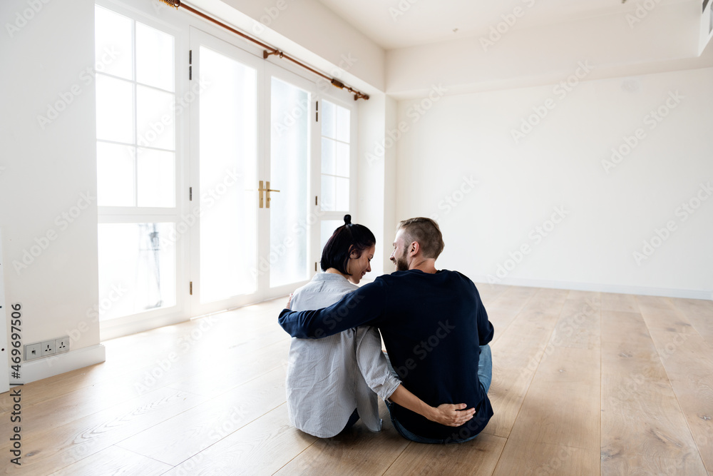 Wall mural Couple move to new house