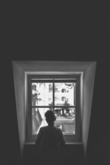 Kind vor einem Fenster. Blick aus dem Arbeitszimmer