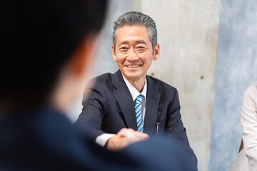 握手をする社長