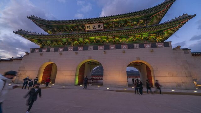Hyper lapse 4K Gwanghwamun Gate, the main gate of Gyeongbokgung Palace - Seoul, Korea (Chinese text is "Gwanghwamun Gate.