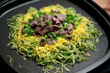 瓦そば,そば,焼きそば,麺,和食,料理,山口,郷土料理,ご当地グルメ,卵,錦糸卵,牛肉,ネギ,食べ物,食事,惣菜,ホットプレート,家庭