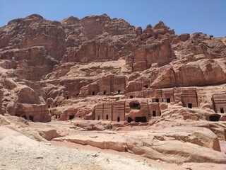 La cité nabatéenne Petra, située au sud de l'actuelle Jordanie, ancien chemin et historique de transport ou vente de produits locaux, des habitations taillées dans la roche, dans montagnes rocheuses