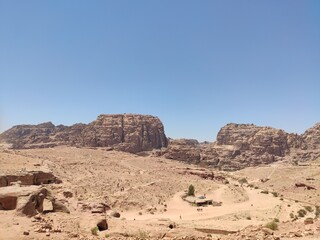 Fototapeta na wymiar La cité nabatéenne Petra, située au sud de l'actuelle Jordanie, ancien chemin et historique de transport ou vente de produits locaux, forte chaleur et des cailloux, dans le désert sables et rochers