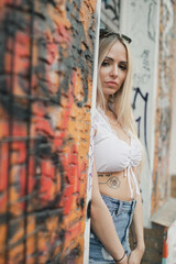 Naklejka premium wunderschöne Frau in der City Berlin im Weißen Kleid und Sonnenbrille erlebt einen digitalen Tag voller Lifestyle