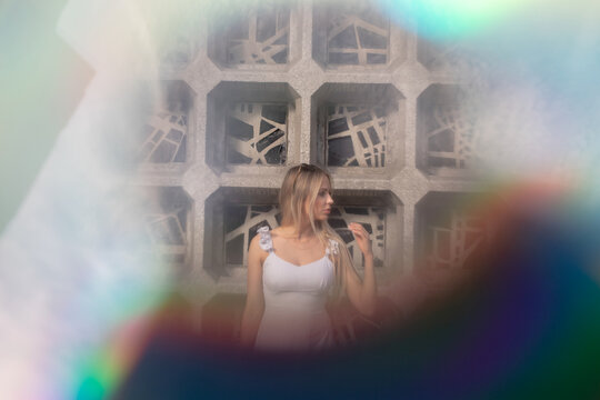 wundersch&ouml;ne Frau in der City Berlin im Wei&szlig;en Kleid und Sonnenbrille erlebt einen digitalen Tag voller Lifestyle