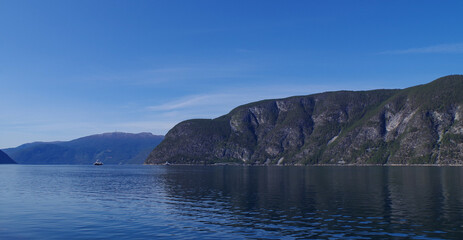 Eindrucksvolle Fjordlandschaft mit Bergketten und Fjorden in Norwegen