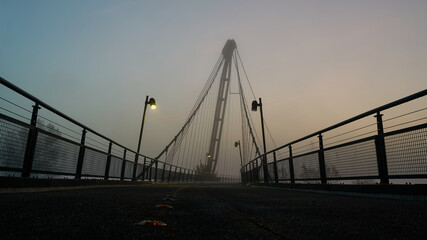 Der Herrenkrugsteg, eine Hängebrücke über den Fluss Elbe am Elberadweg bei Magdeburg im Nebel