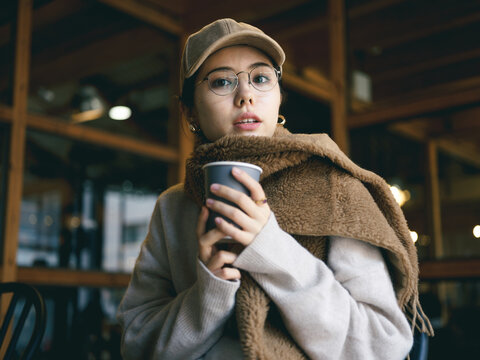 カフェでコーヒーを飲む女性