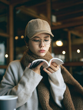 カフェで本を読む女性