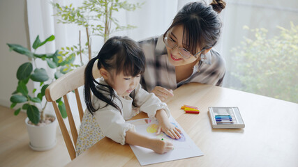 家でお絵描きする3歳の子供と母親（育児・子育て）