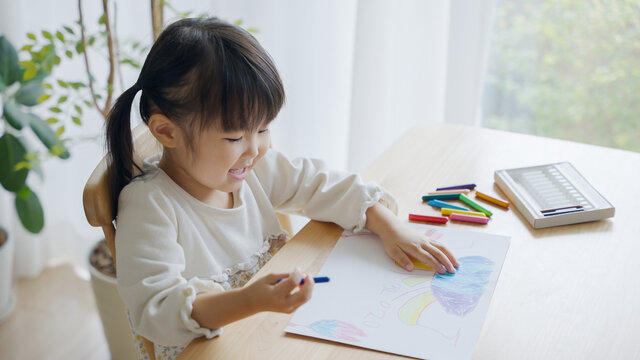 家でお絵描きする3歳の子供（育児・子育て）