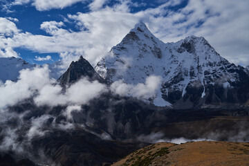 Obraz na płótnie Canvas View to Mt. Ama Dablam from Khongma La trail, Khumbu Valley, Nepal