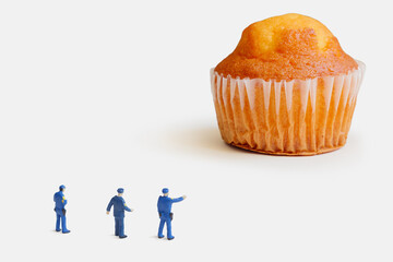 カップケーキを問題視するミニチュア警察
