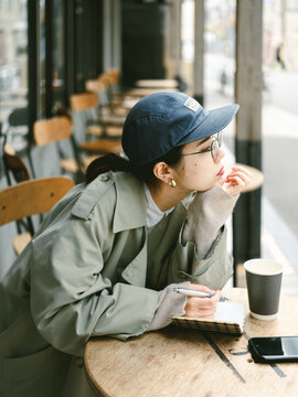 カフェで考え事をする女性